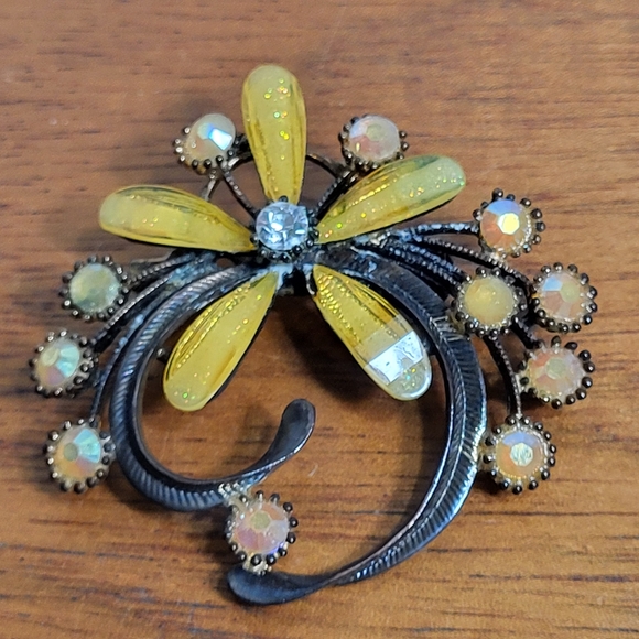 Vintage Lemon Yellow Glass and Aurora Borealis Stone Floral Brooch - Picture 5 of 16